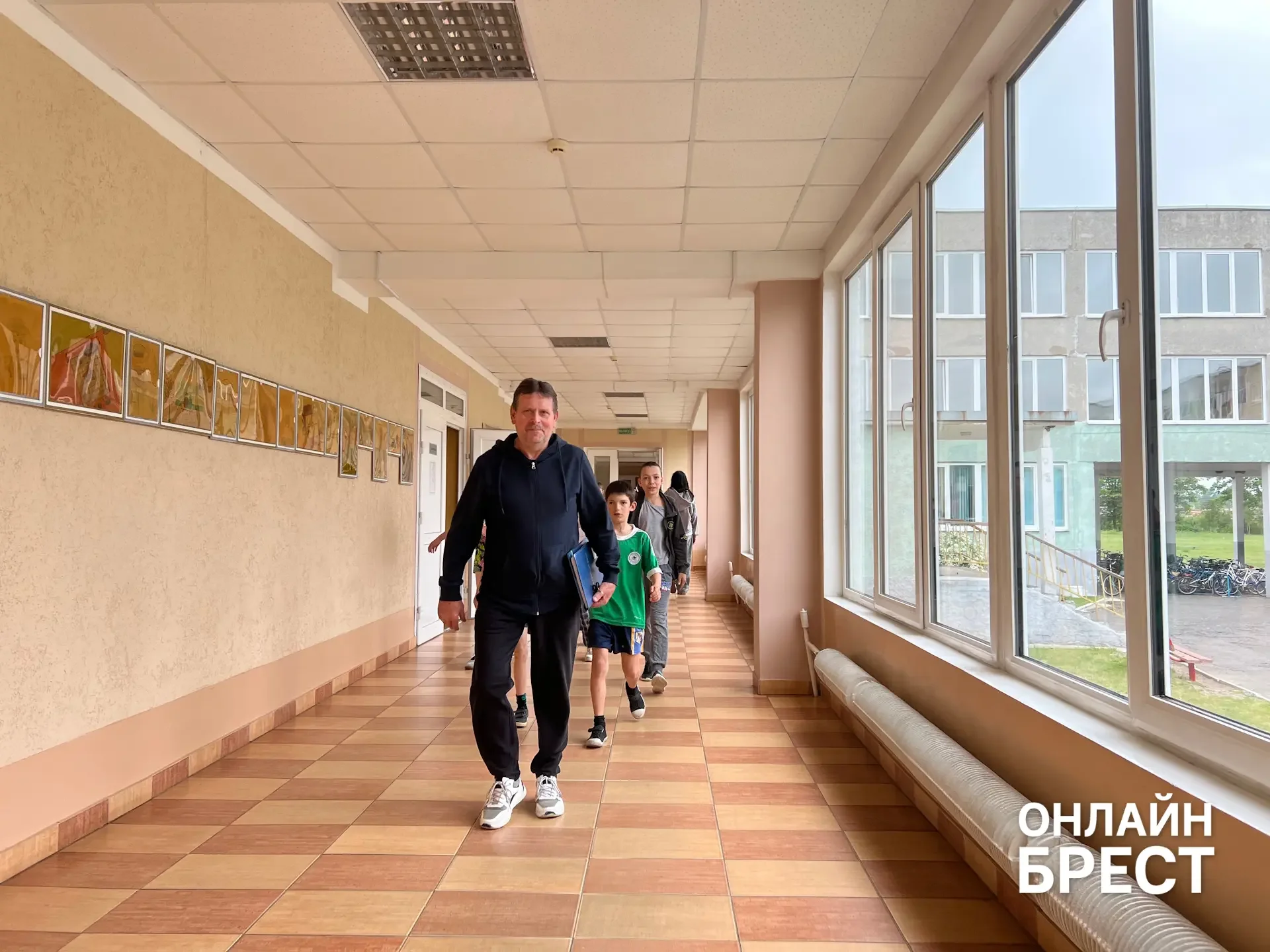 В Брестской области есть школа, куда каждый день съезжаются дети из многих деревень — вот как она живёт