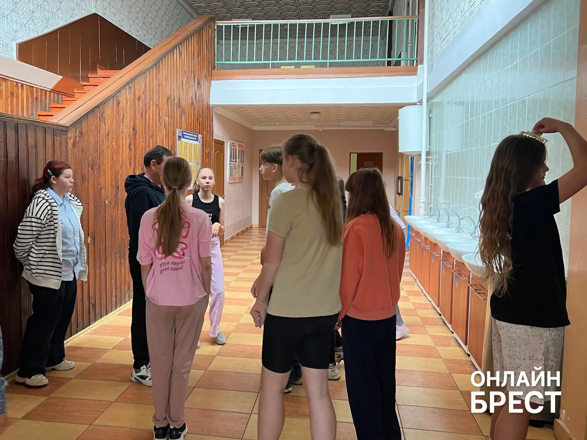 В Брестской области есть школа, куда каждый день съезжаются дети из многих деревень — вот как она живёт