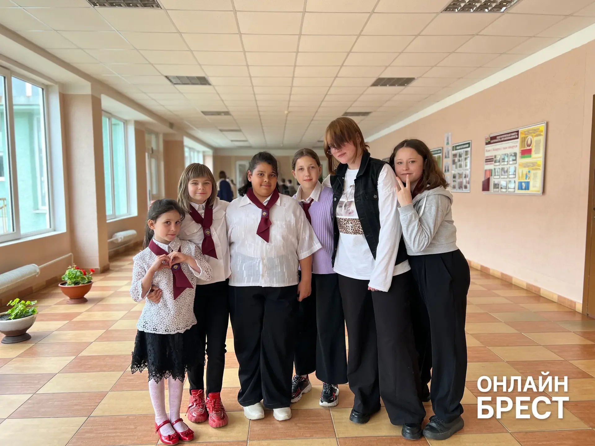 В Брестской области есть школа, куда каждый день съезжаются дети из многих деревень — вот как она живёт