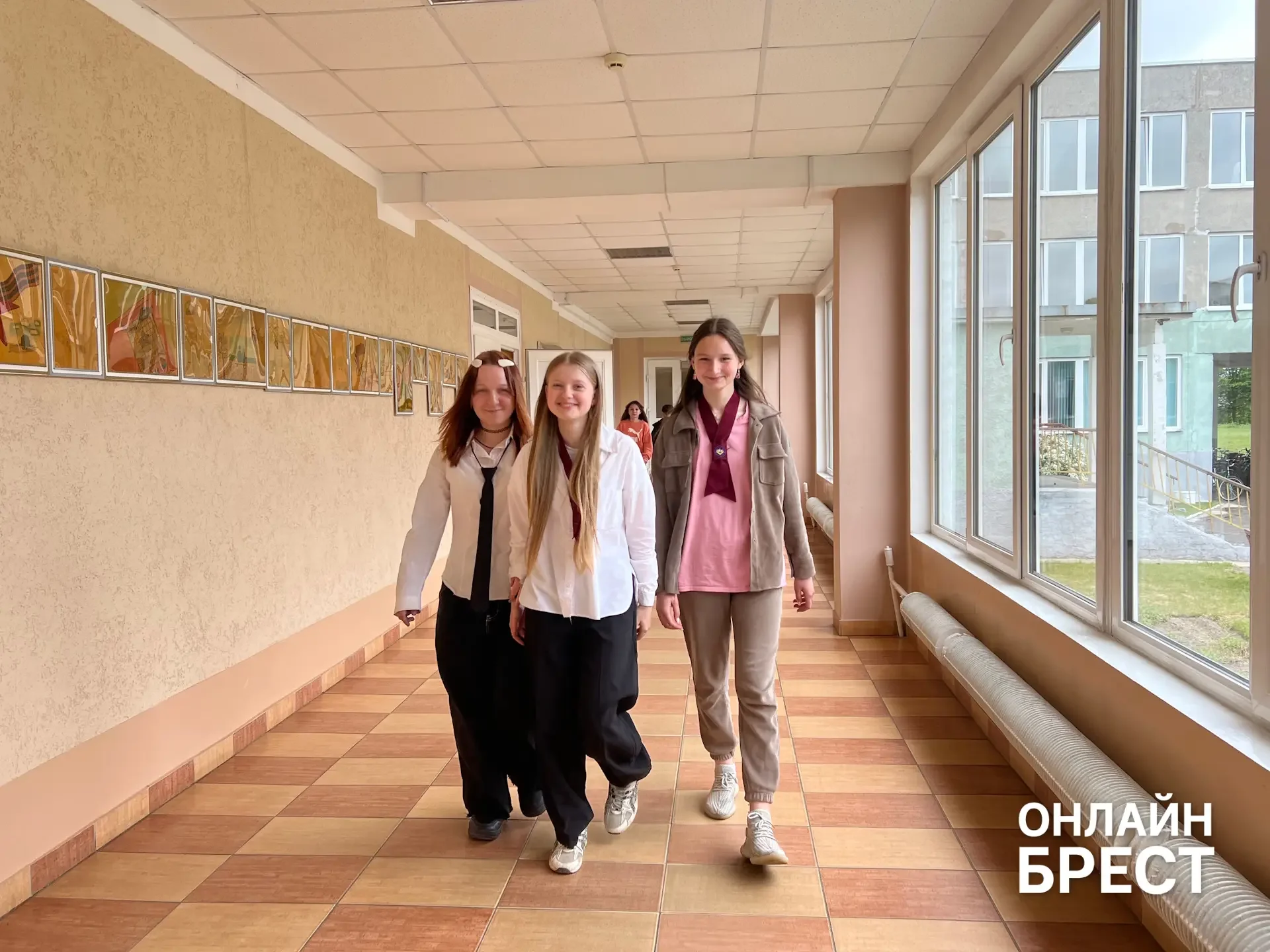 В Брестской области есть школа, куда каждый день съезжаются дети из многих деревень — вот как она живёт
