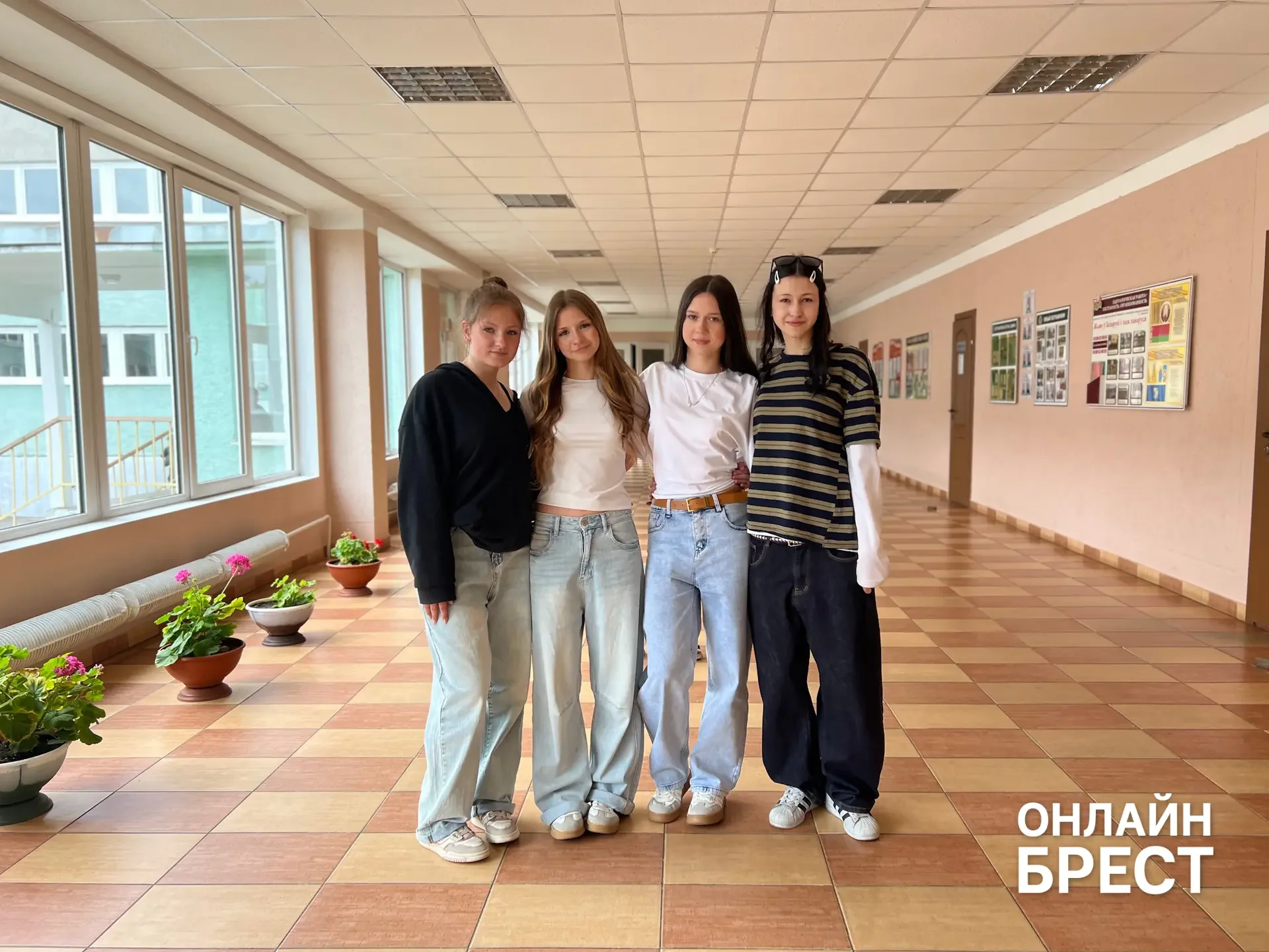 В Брестской области есть школа, куда каждый день съезжаются дети из многих деревень — вот как она живёт