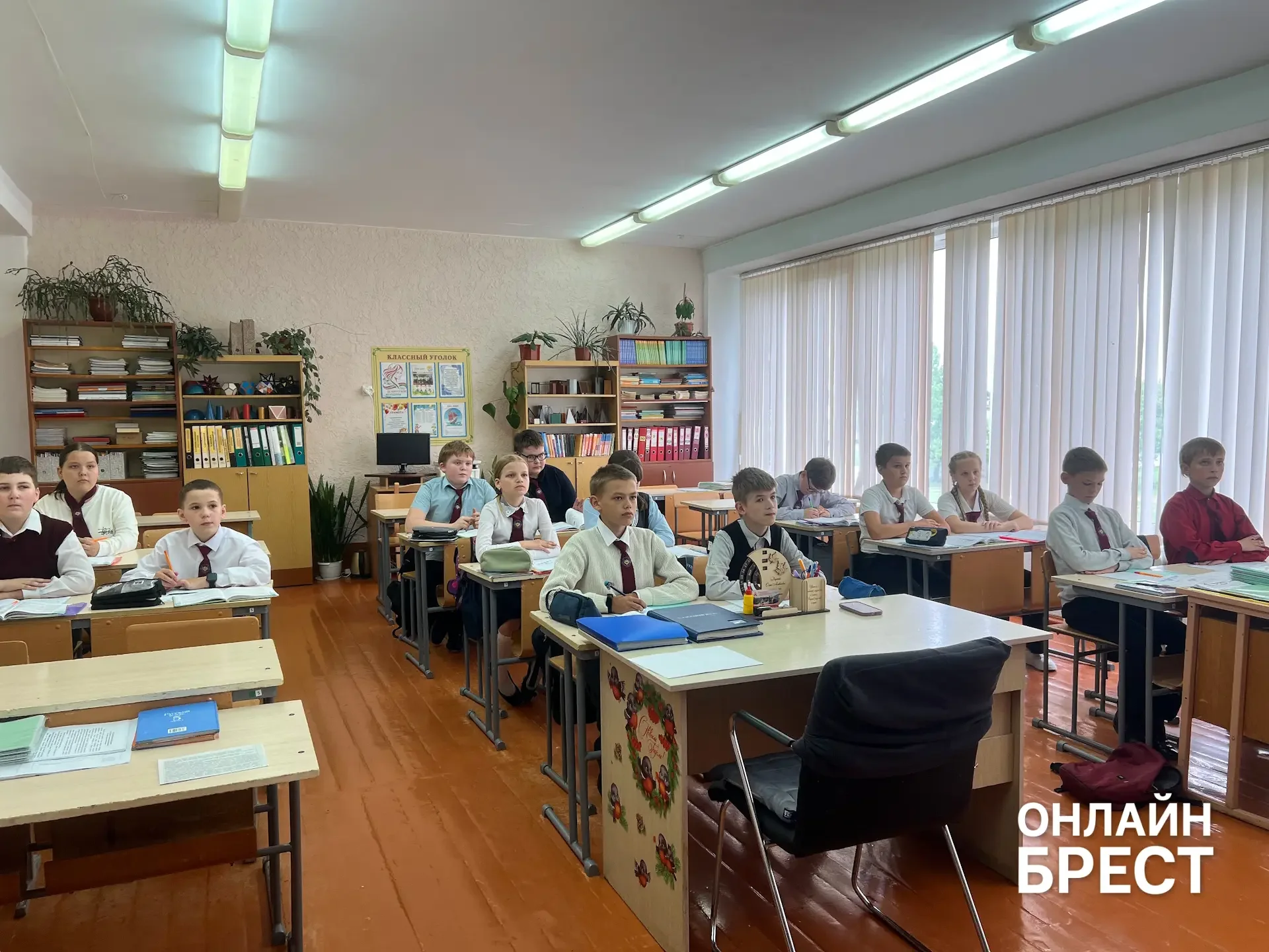 В Брестской области есть школа, куда каждый день съезжаются дети из многих деревень — вот как она живёт