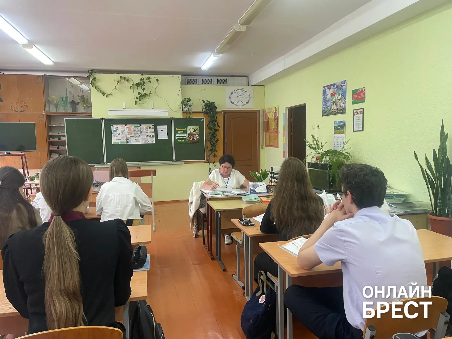 В Брестской области есть школа, куда каждый день съезжаются дети из многих деревень — вот как она живёт