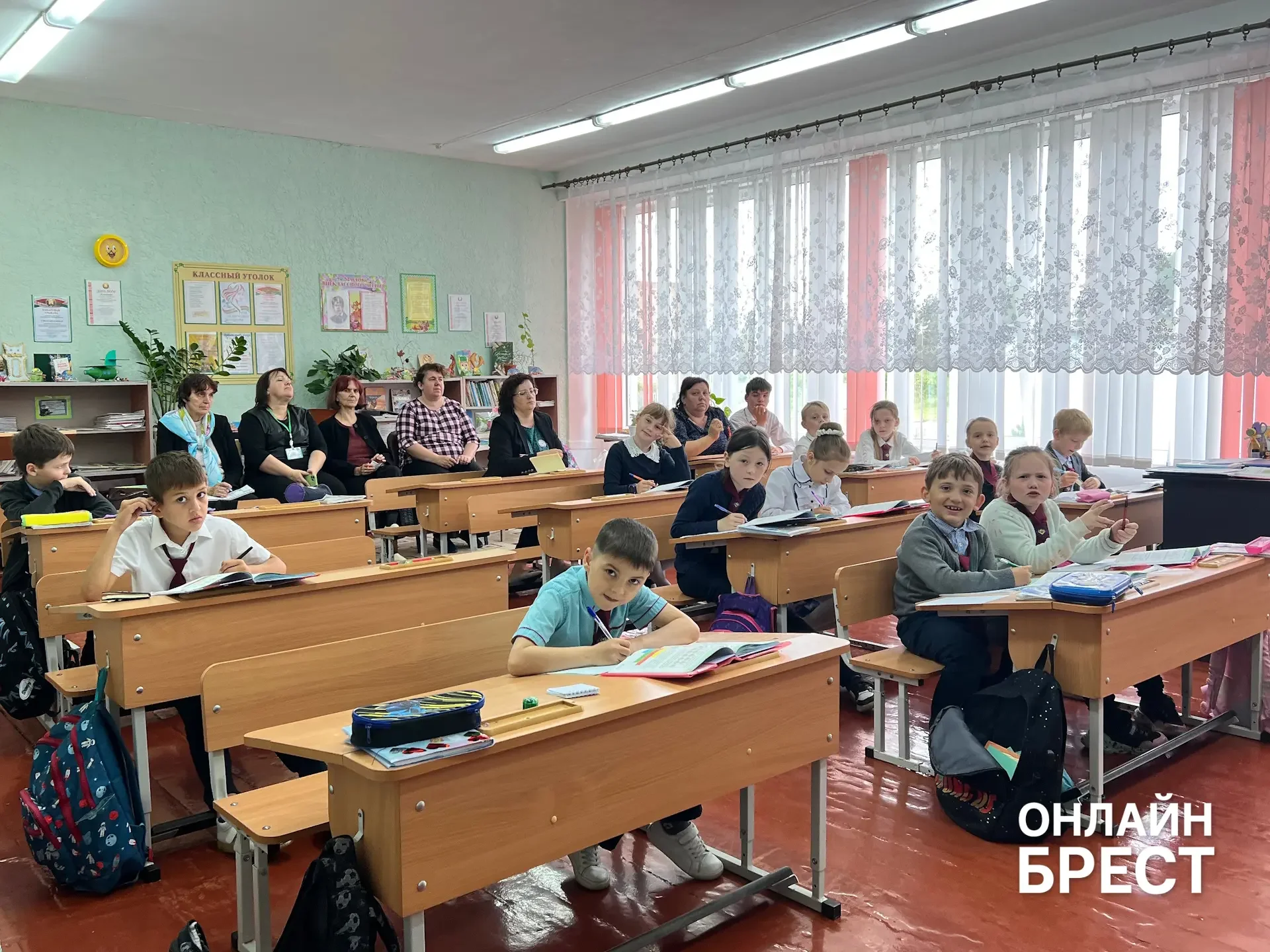 В Брестской области есть школа, куда каждый день съезжаются дети из многих деревень — вот как она живёт