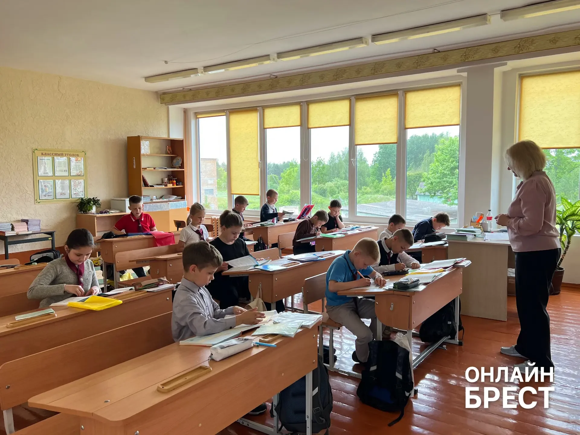 В Брестской области есть школа, куда каждый день съезжаются дети из многих деревень — вот как она живёт