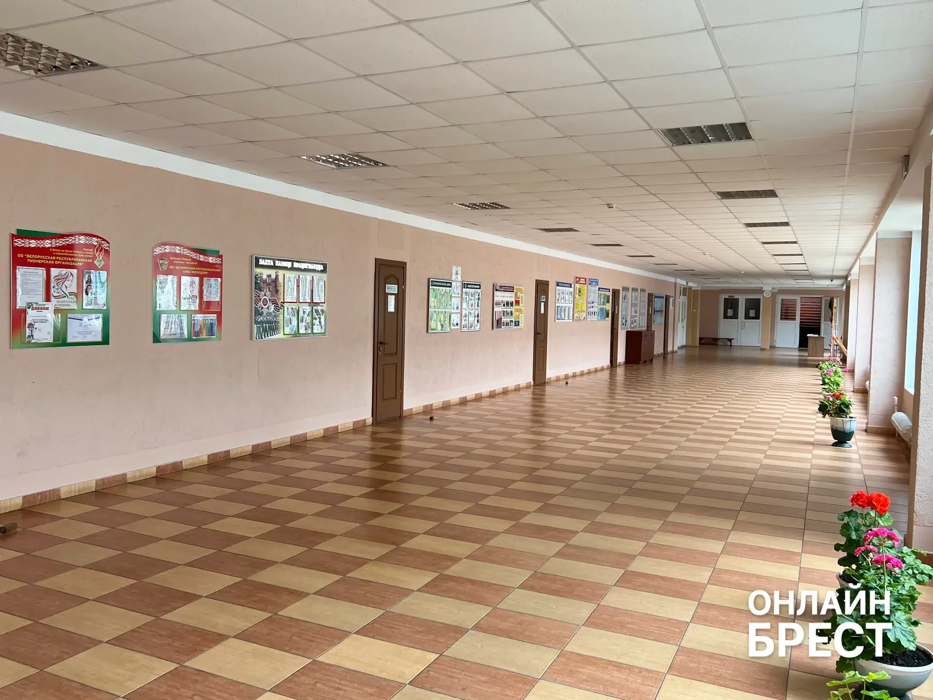 В Брестской области есть школа, куда каждый день съезжаются дети из многих деревень — вот как она живёт