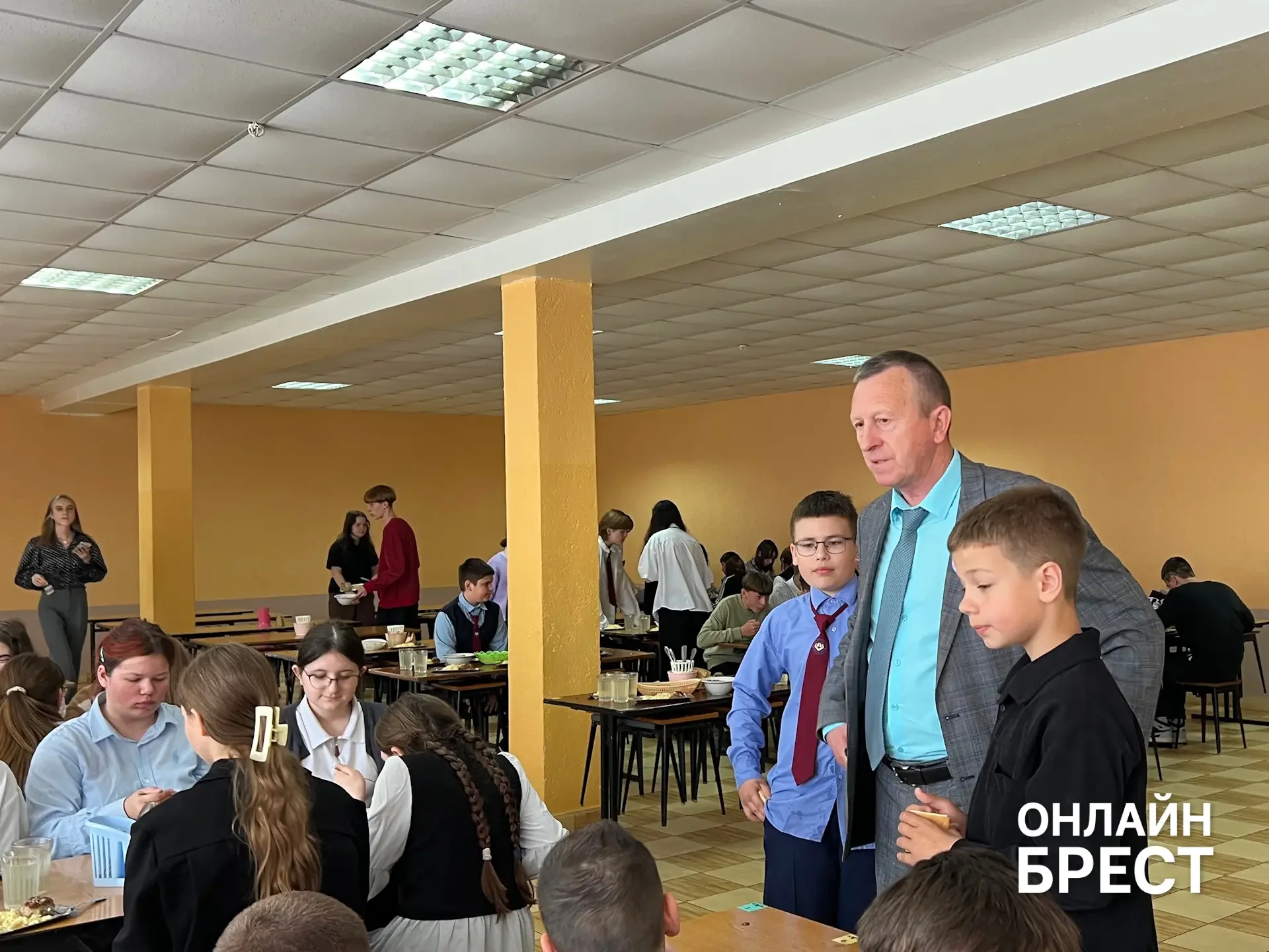 В Брестской области есть школа, куда каждый день съезжаются дети из многих деревень — вот как она живёт