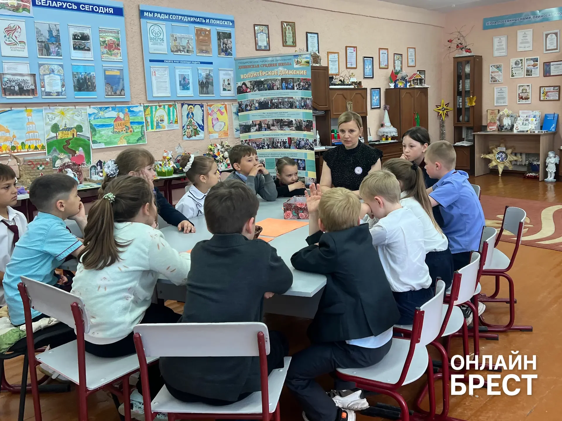 В Брестской области есть школа, куда каждый день съезжаются дети из многих деревень — вот как она живёт