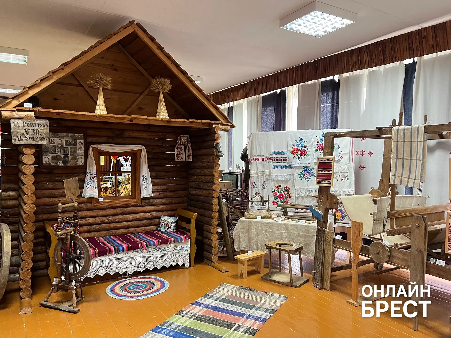 В Брестской области есть школа, куда каждый день съезжаются дети из многих деревень — вот как она живёт