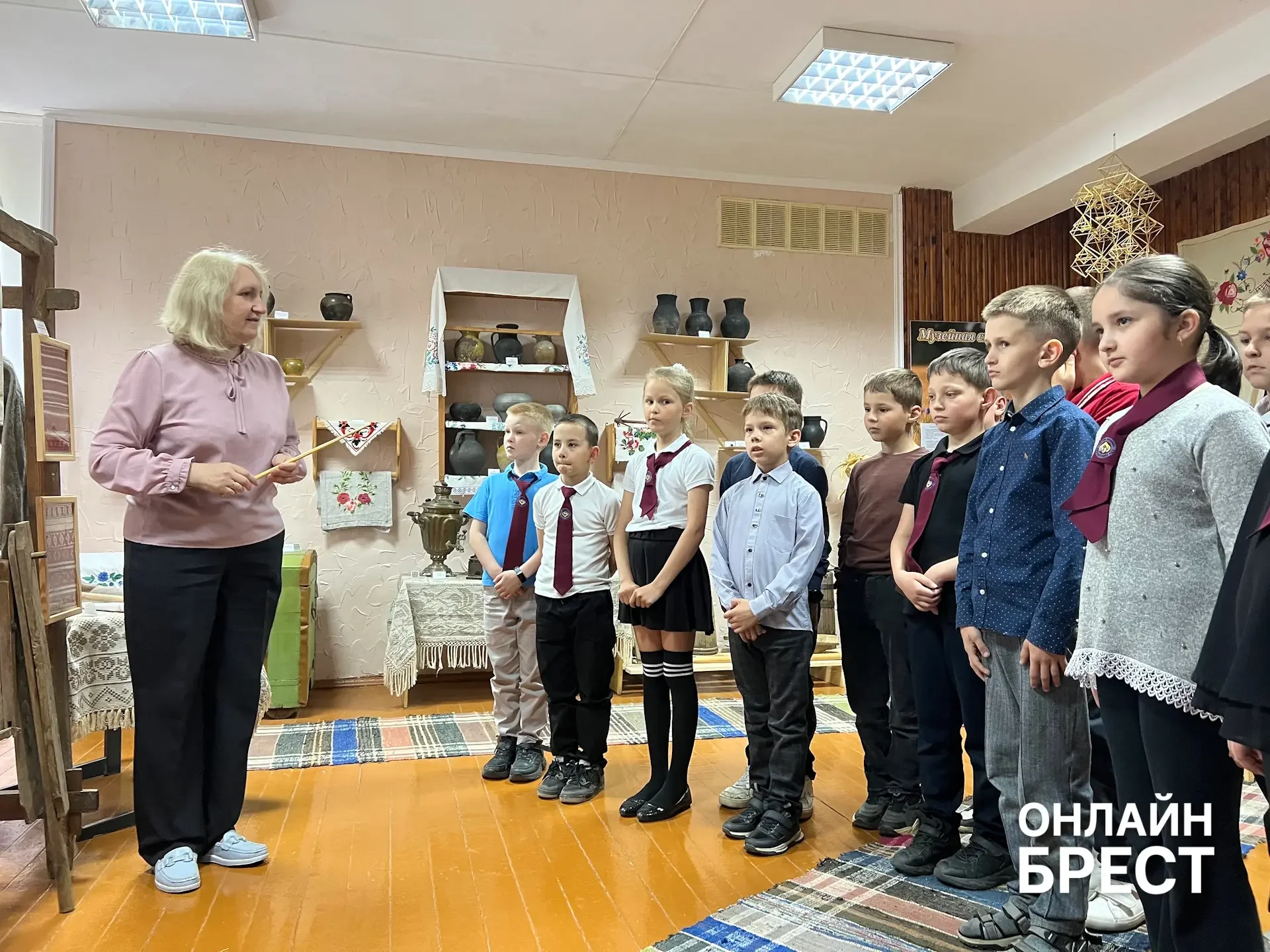 В Брестской области есть школа, куда каждый день съезжаются дети из многих деревень — вот как она живёт