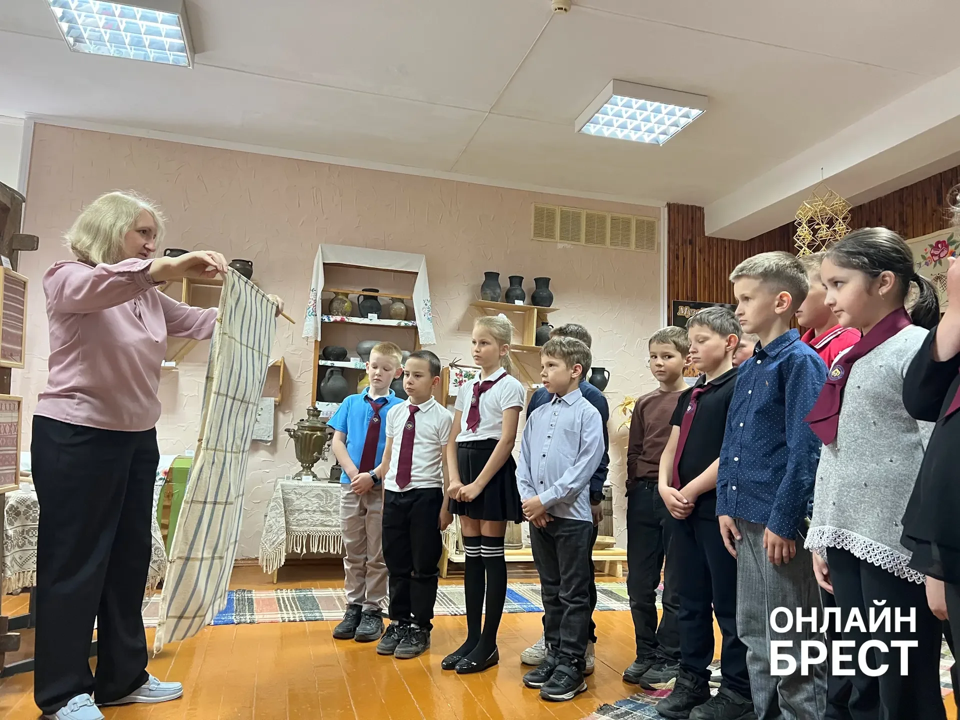 В Брестской области есть школа, куда каждый день съезжаются дети из многих деревень — вот как она живёт