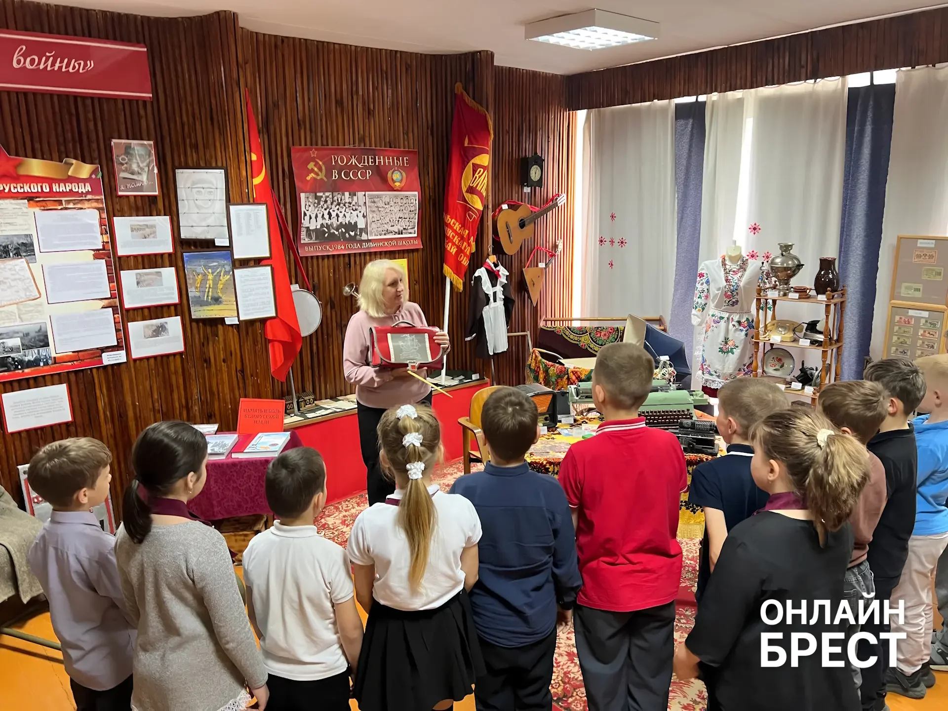 В Брестской области есть школа, куда каждый день съезжаются дети из многих деревень — вот как она живёт
