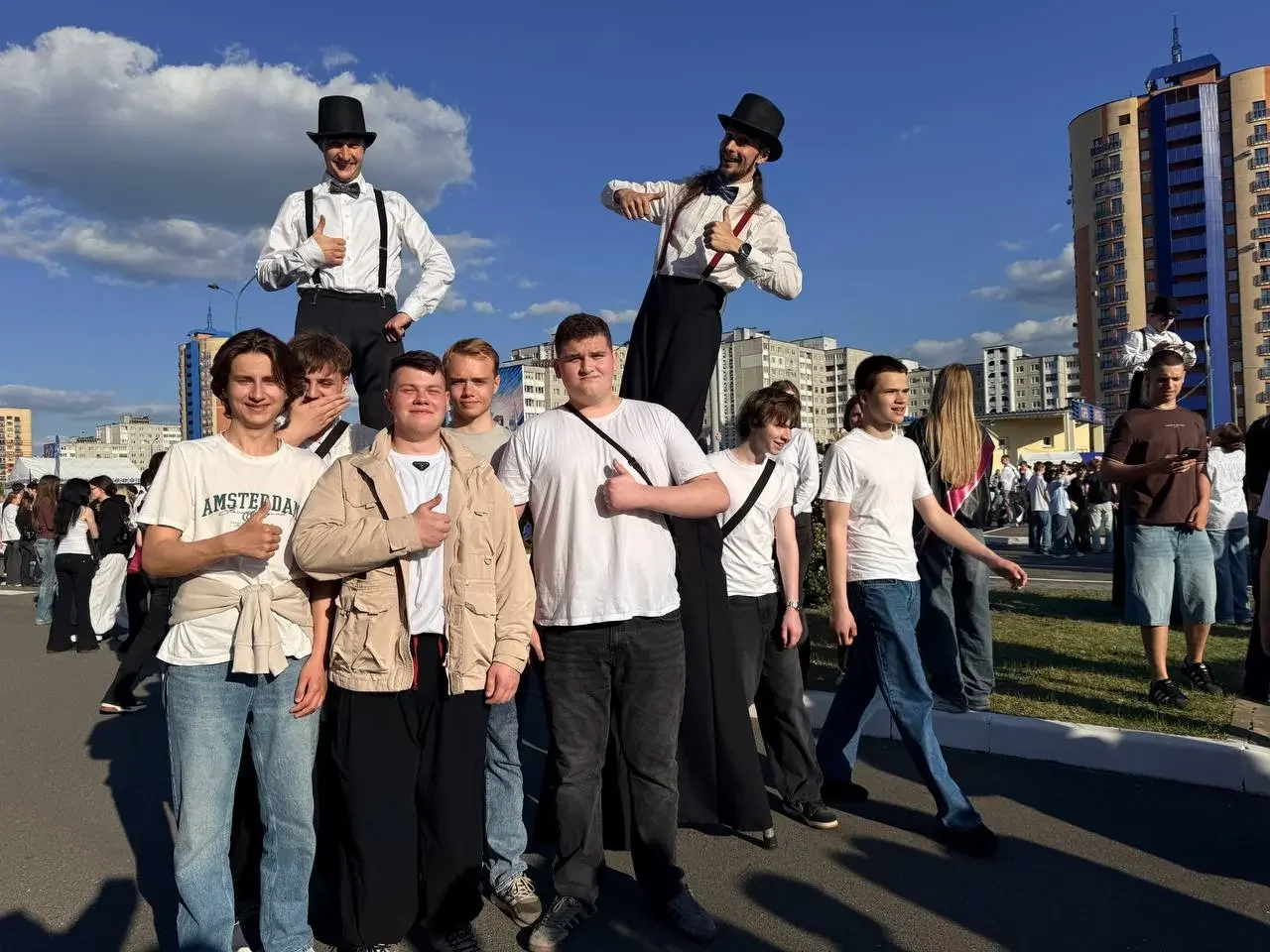В Бресте выпускники 9 и 11 классов собрались на одной площадке — вот что там происходило