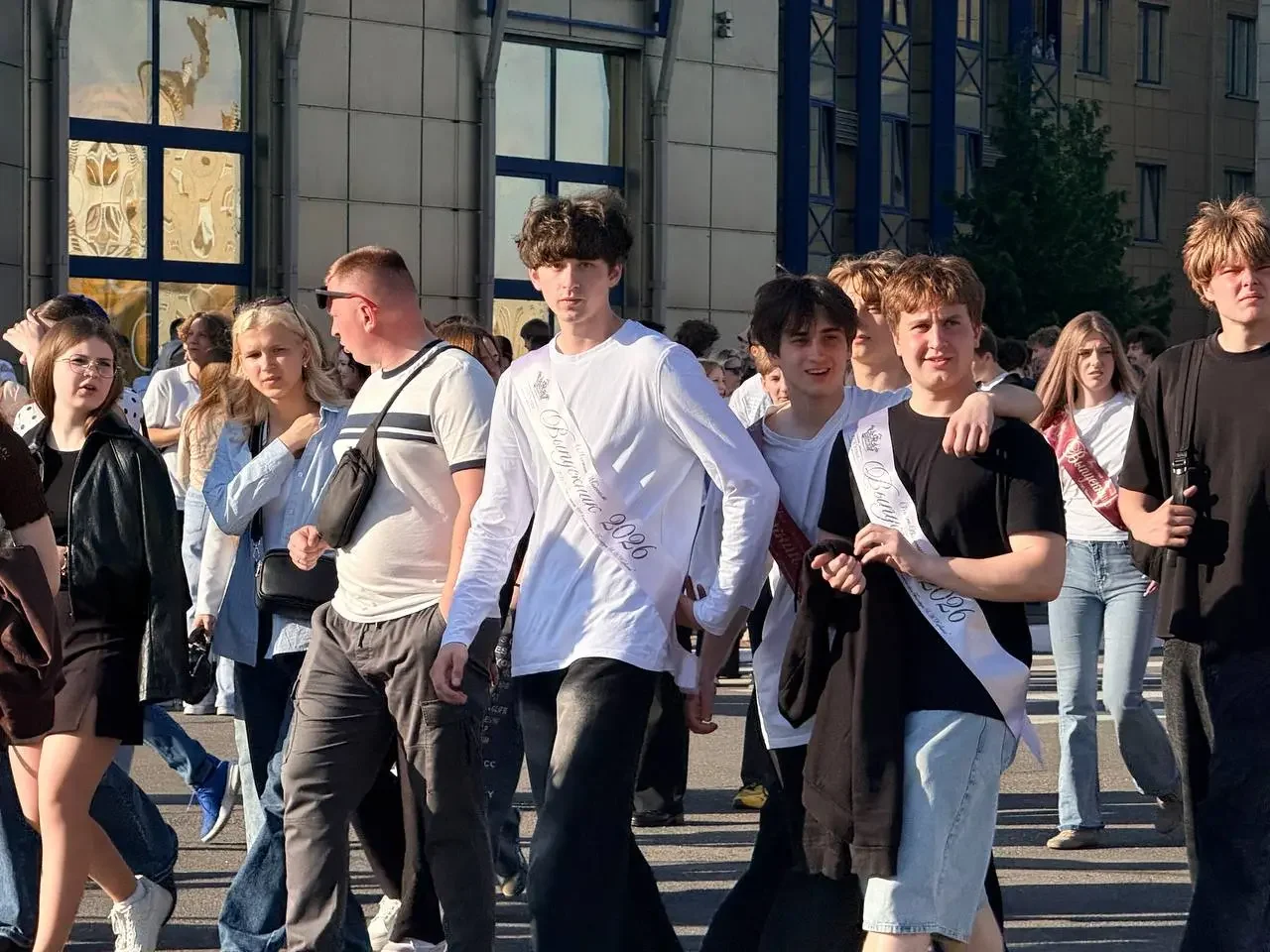 В Бресте выпускники 9 и 11 классов собрались на одной площадке — вот что там происходило