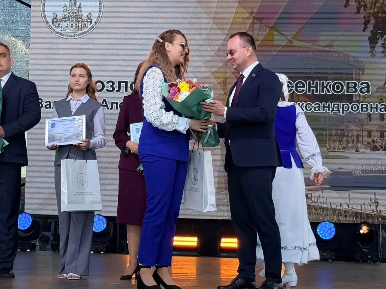 В Бресте выпускники 9 и 11 классов собрались на одной площадке — вот что там происходило