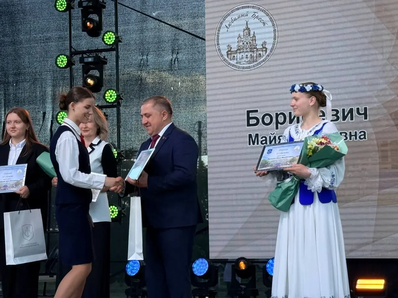 В Бресте выпускники 9 и 11 классов собрались на одной площадке — вот что там происходило