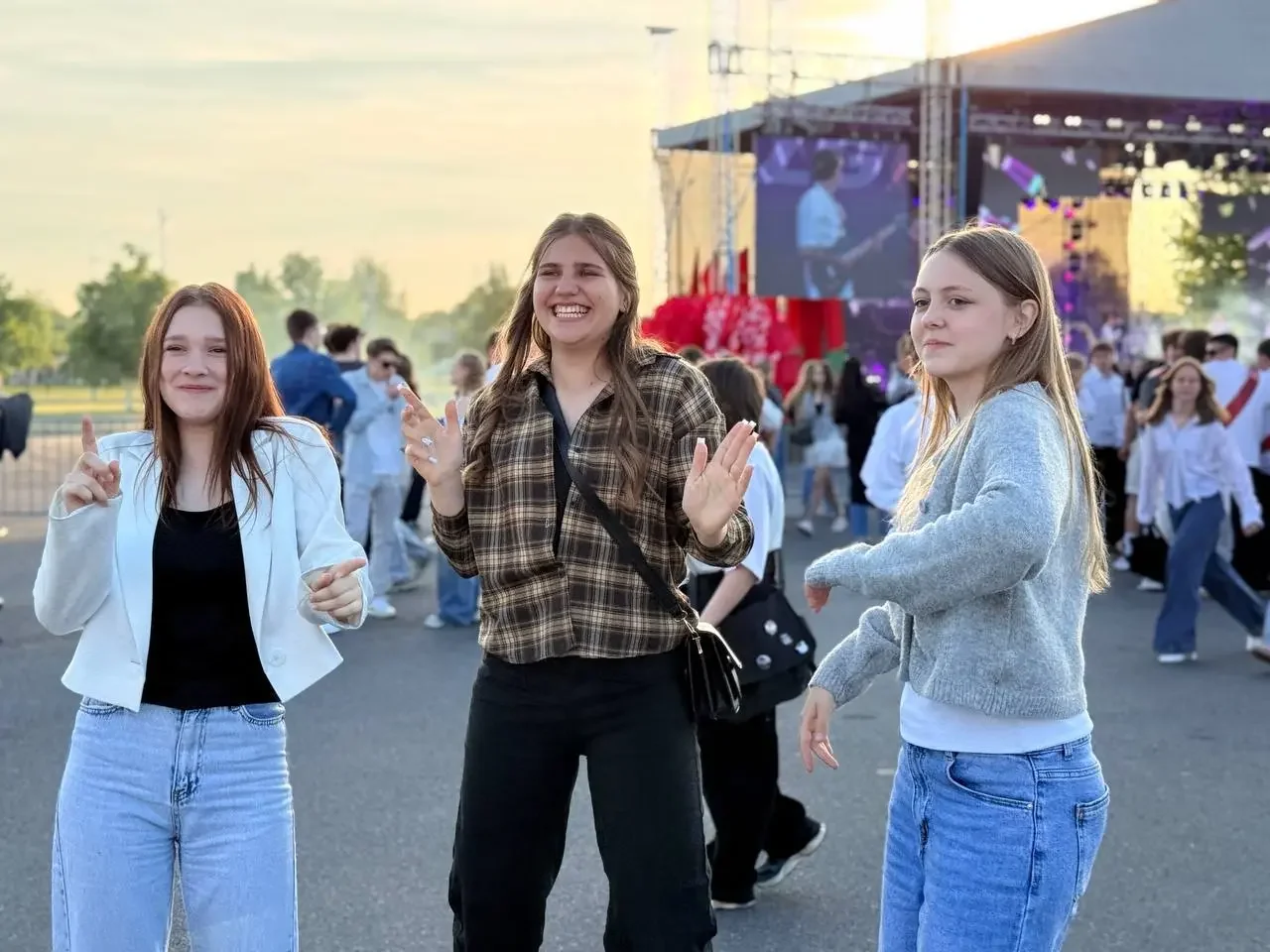 В Бресте выпускники 9 и 11 классов собрались на одной площадке — вот что там происходило