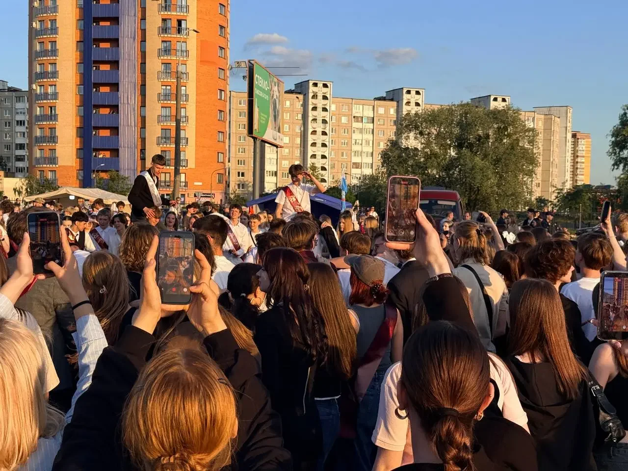 В Бресте выпускники 9 и 11 классов собрались на одной площадке — вот что там происходило