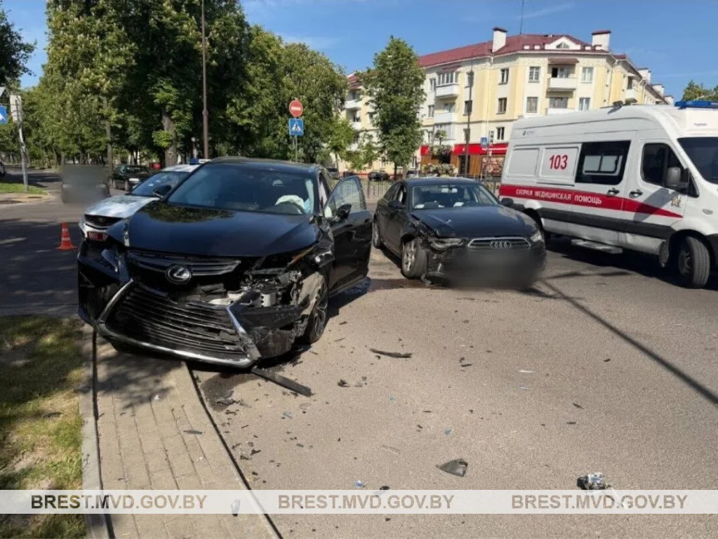 В Бресте на перекрёстке столкнулись Audi и Lexus