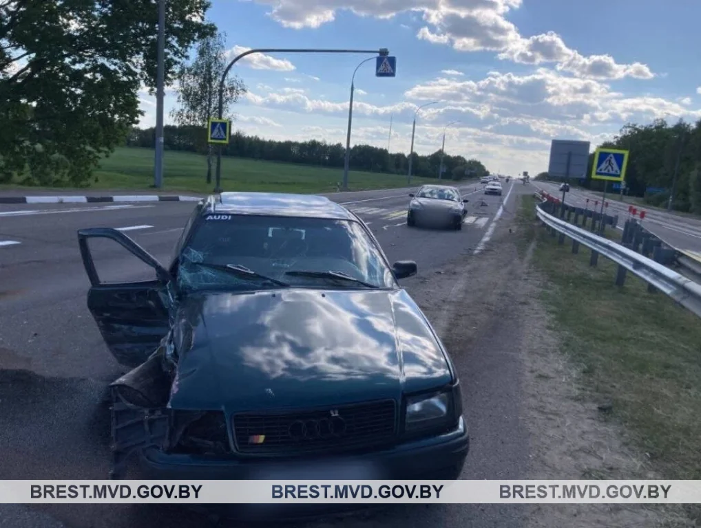 На трассе М1 в Жабинковском районе Audi въехала в Volvo