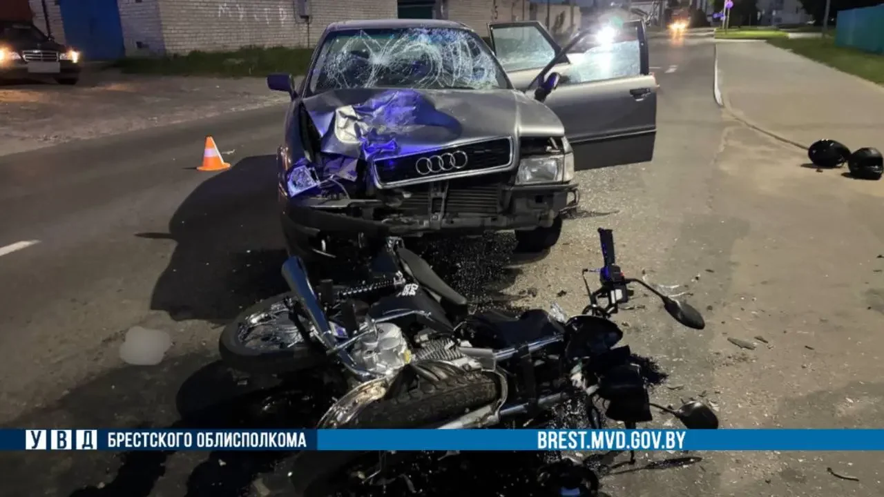 В Ивацевичах Audi не уступила дорогу мотоциклу — двое 16-летних подростков в больнице
