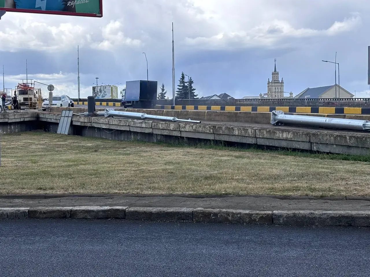 На путепроводе у вокзала в Бресте обновляют опоры освещения и ограждение