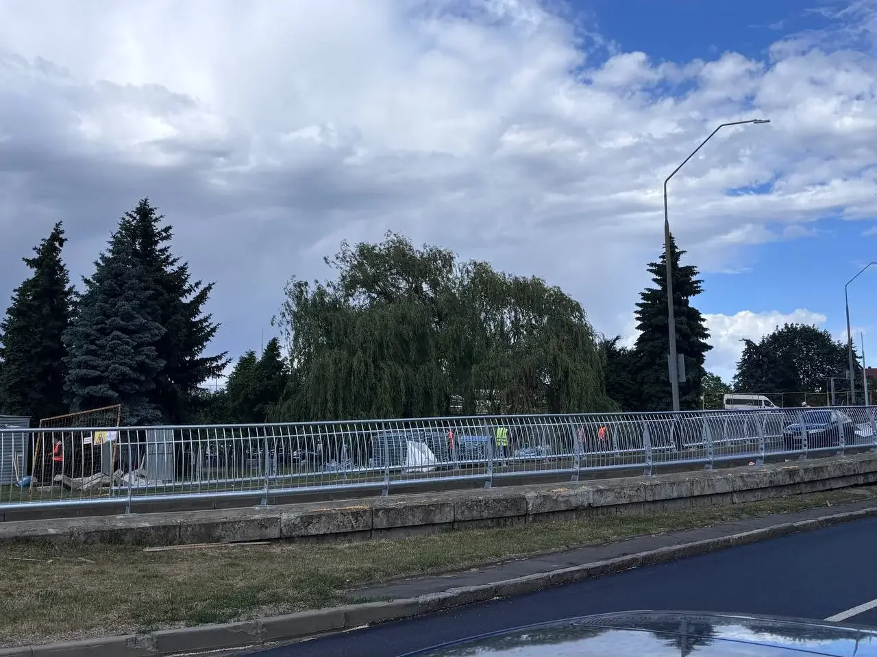 На путепроводе у вокзала в Бресте обновляют опоры освещения и ограждение