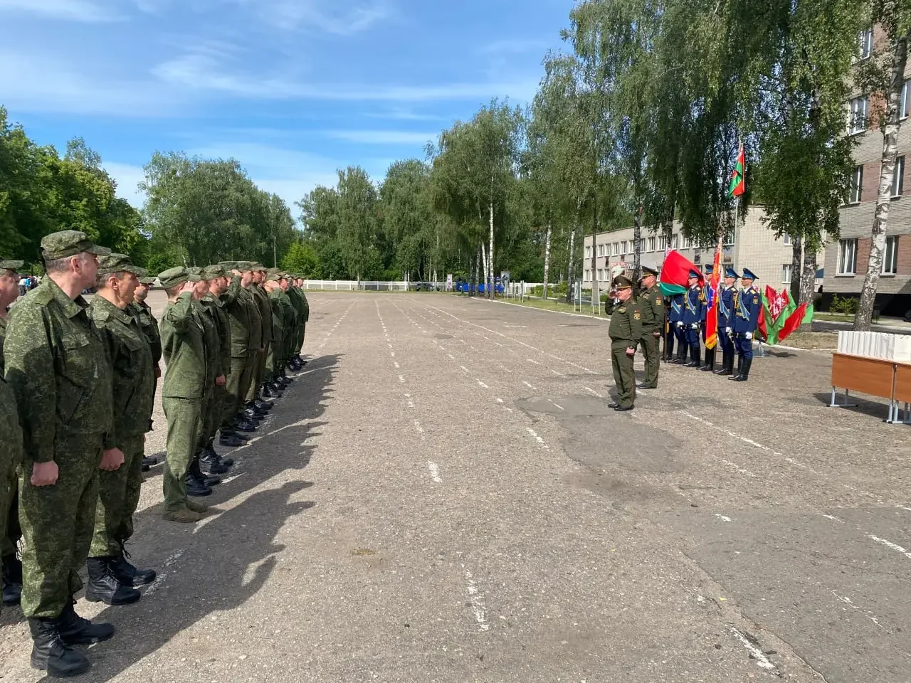 В Бресте завершился трёхнедельный сбор офицеров запаса — отличившихся наградили ценными подарками