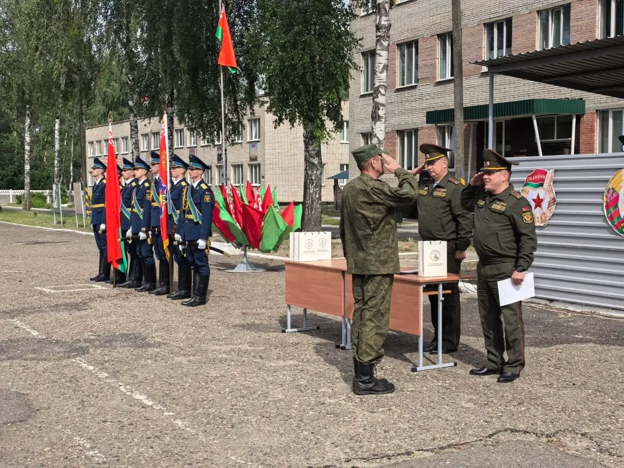В Бресте завершился трёхнедельный сбор офицеров запаса — отличившихся наградили ценными подарками