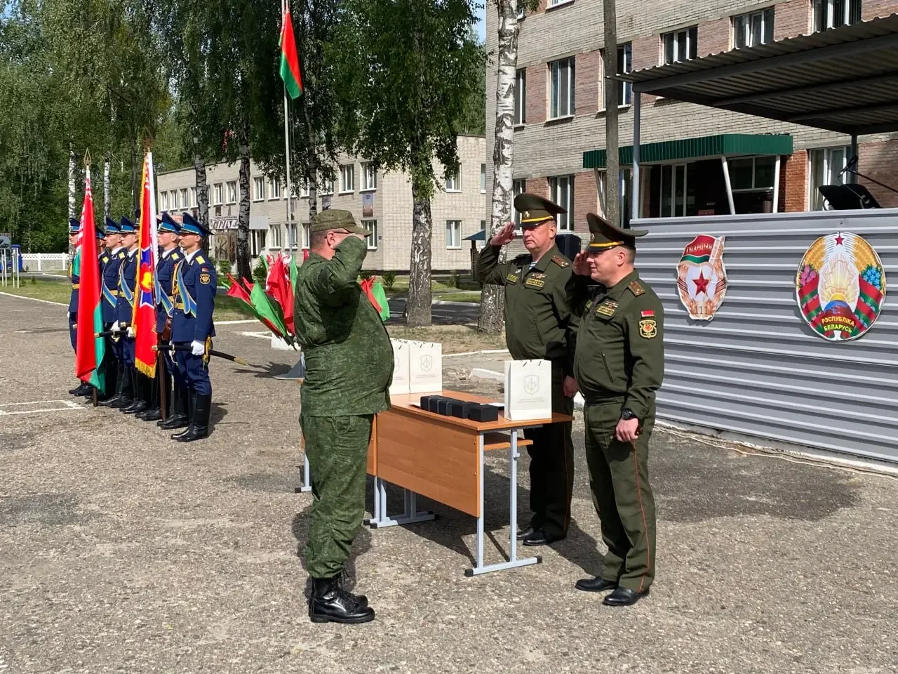 В Бресте завершился трёхнедельный сбор офицеров запаса — отличившихся наградили ценными подарками