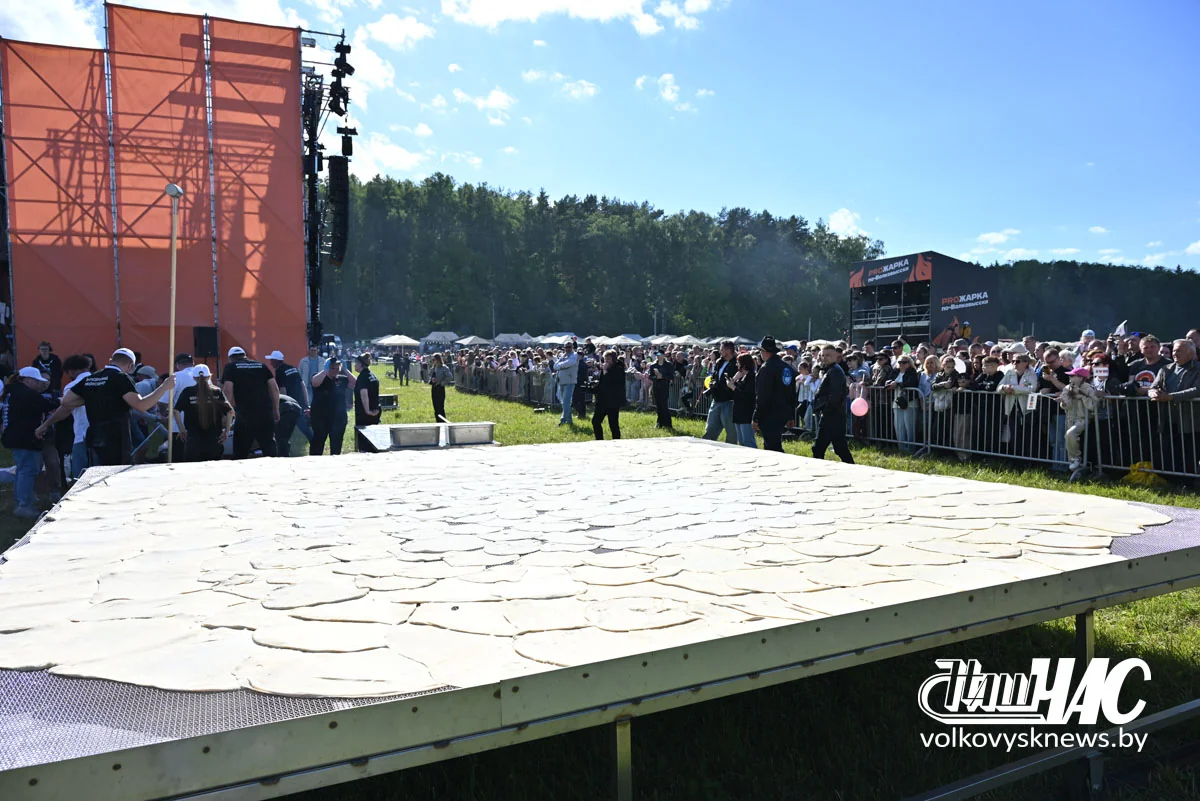 В Волковыске испекли самую большую пиццу Беларуси — 5,5 метра в диаметре