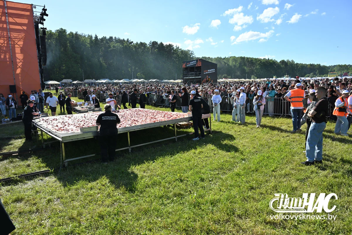 В Волковыске испекли самую большую пиццу Беларуси — 5,5 метра в диаметре
