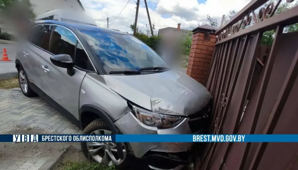 Маршрутка и Opel столкнулись в Бресте: что известно