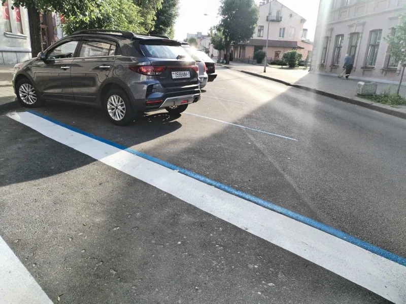 В центре Бреста скоро появится платная парковка — синяя разметка уже нанесена