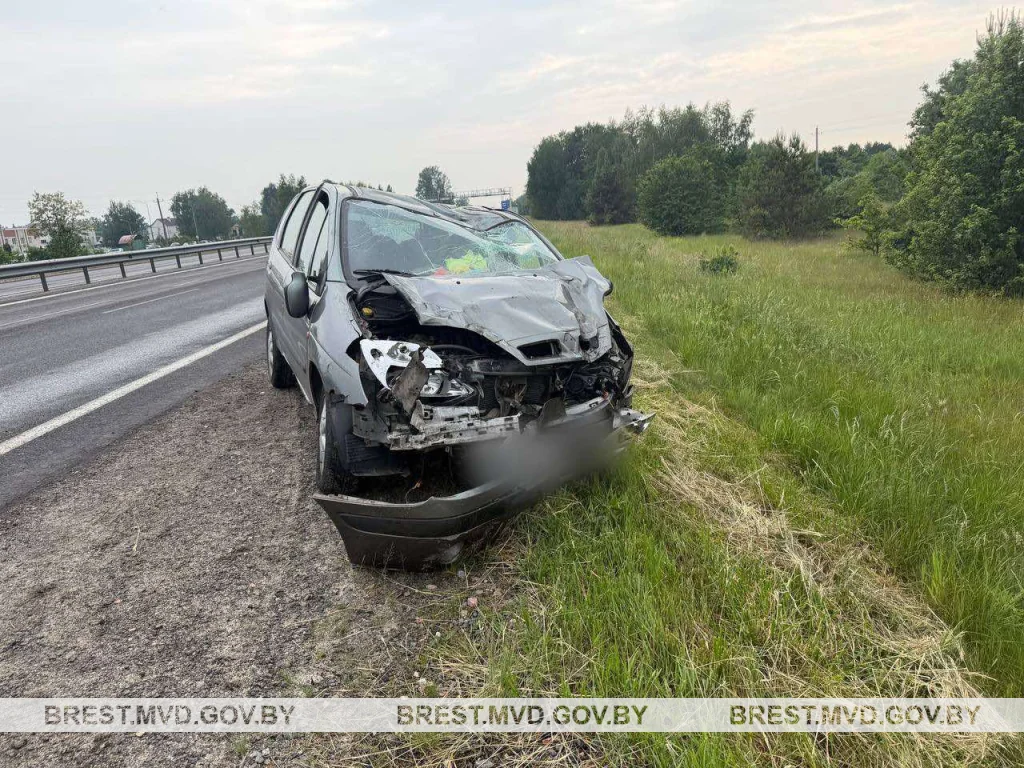 Под Брестом перевернулся автомобиль — что известно