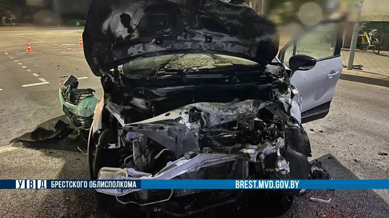 В Бресте после столкновения загорелся Renault — подробности ДТП