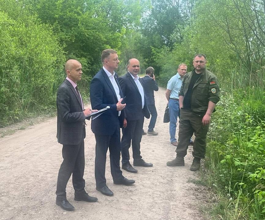 В Бресте незаконно перекрыли доступ к озеру — видео попало в сеть, власти провели рейд