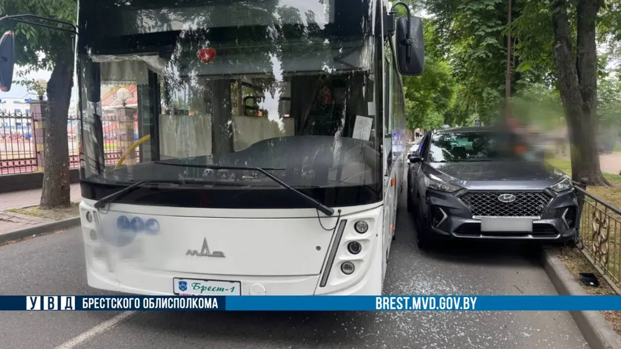 Троллейбус перестроился — и задел Hyundai: подробности аварии в Бресте