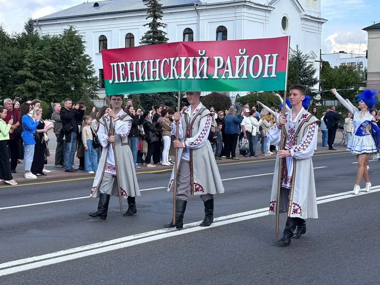 «Алые паруса» в Бресте: выпускники Ленинского района прошли колонной по улице Ленина