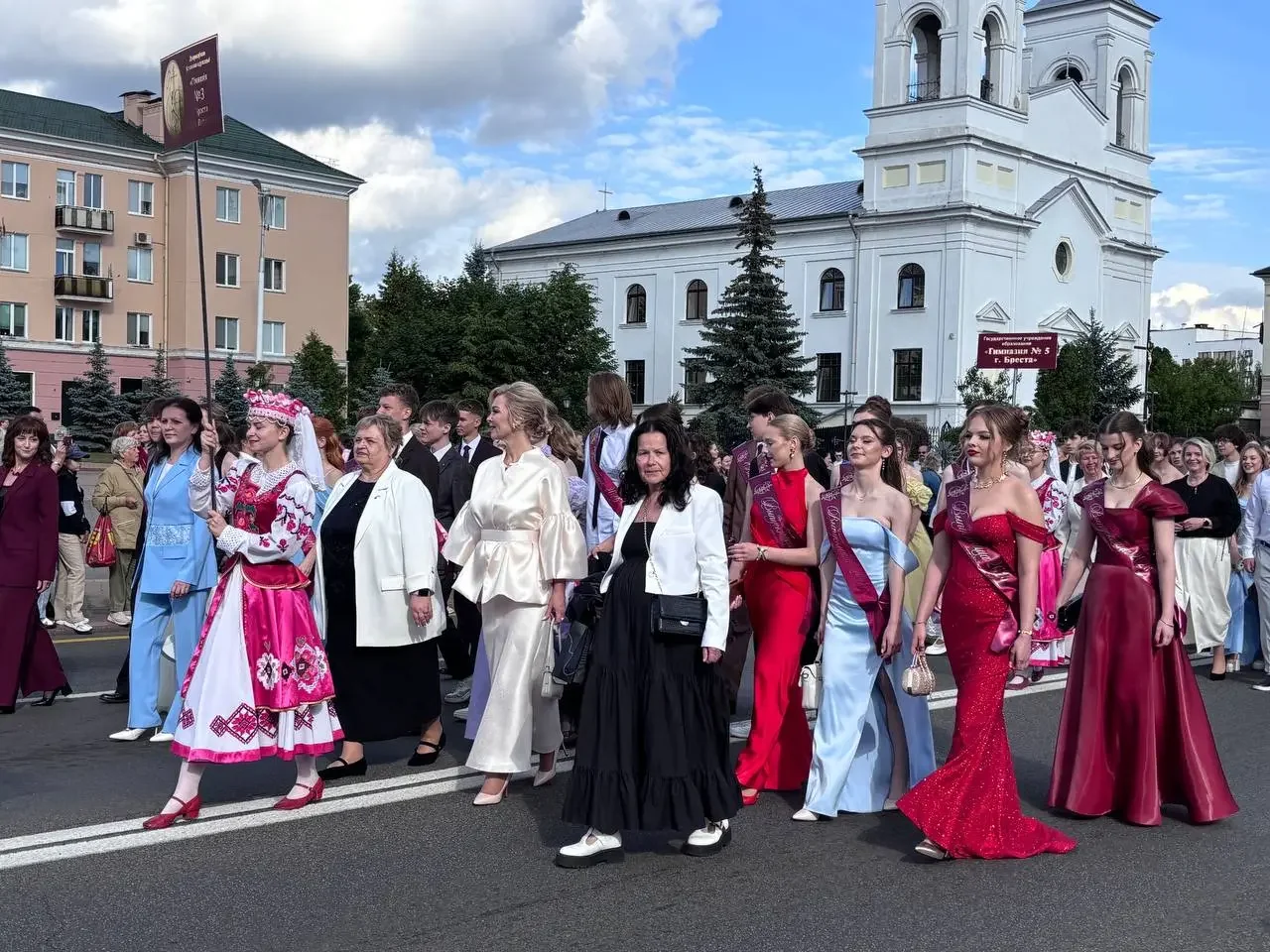 «Алые паруса» в Бресте: выпускники Ленинского района прошли колонной по улице Ленина