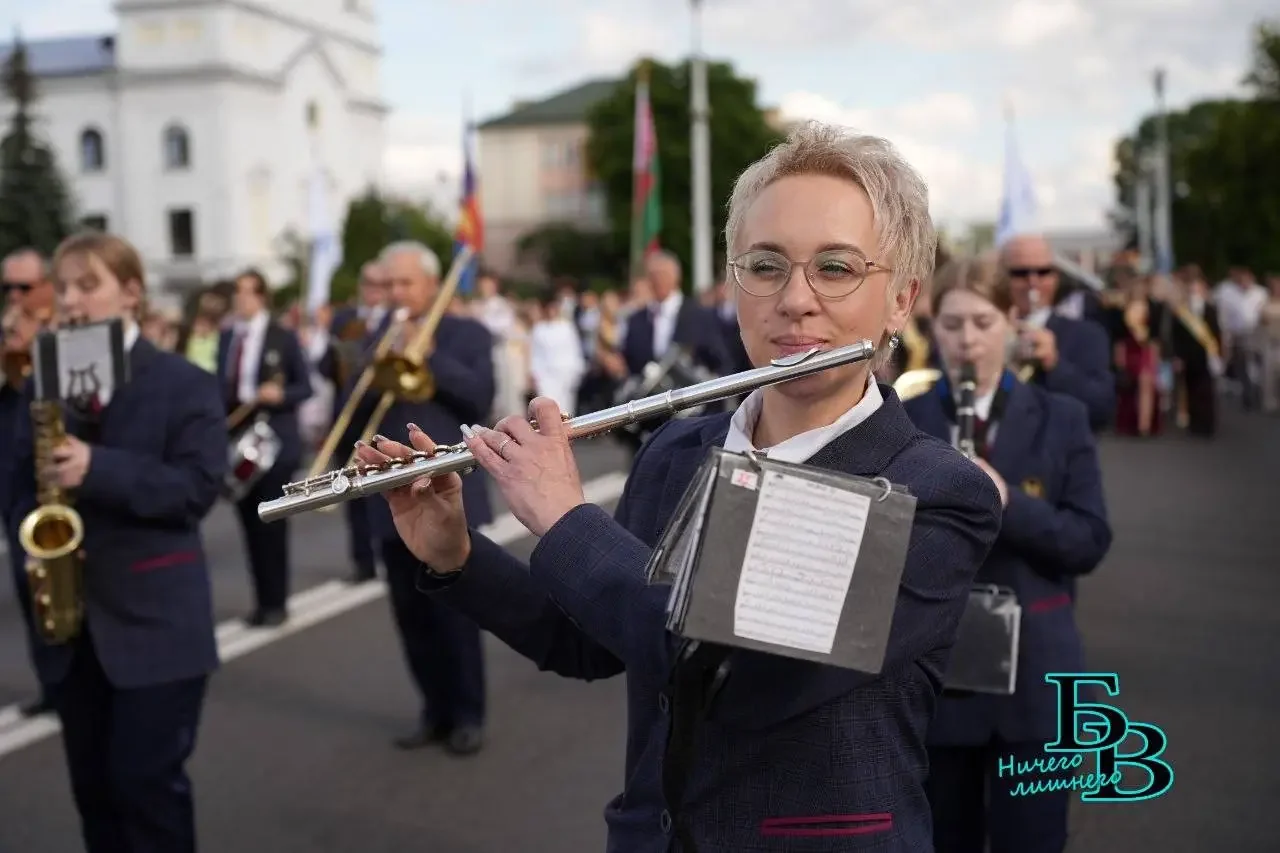 «Алые паруса» в Бресте: выпускники Ленинского района прошли колонной по улице Ленина