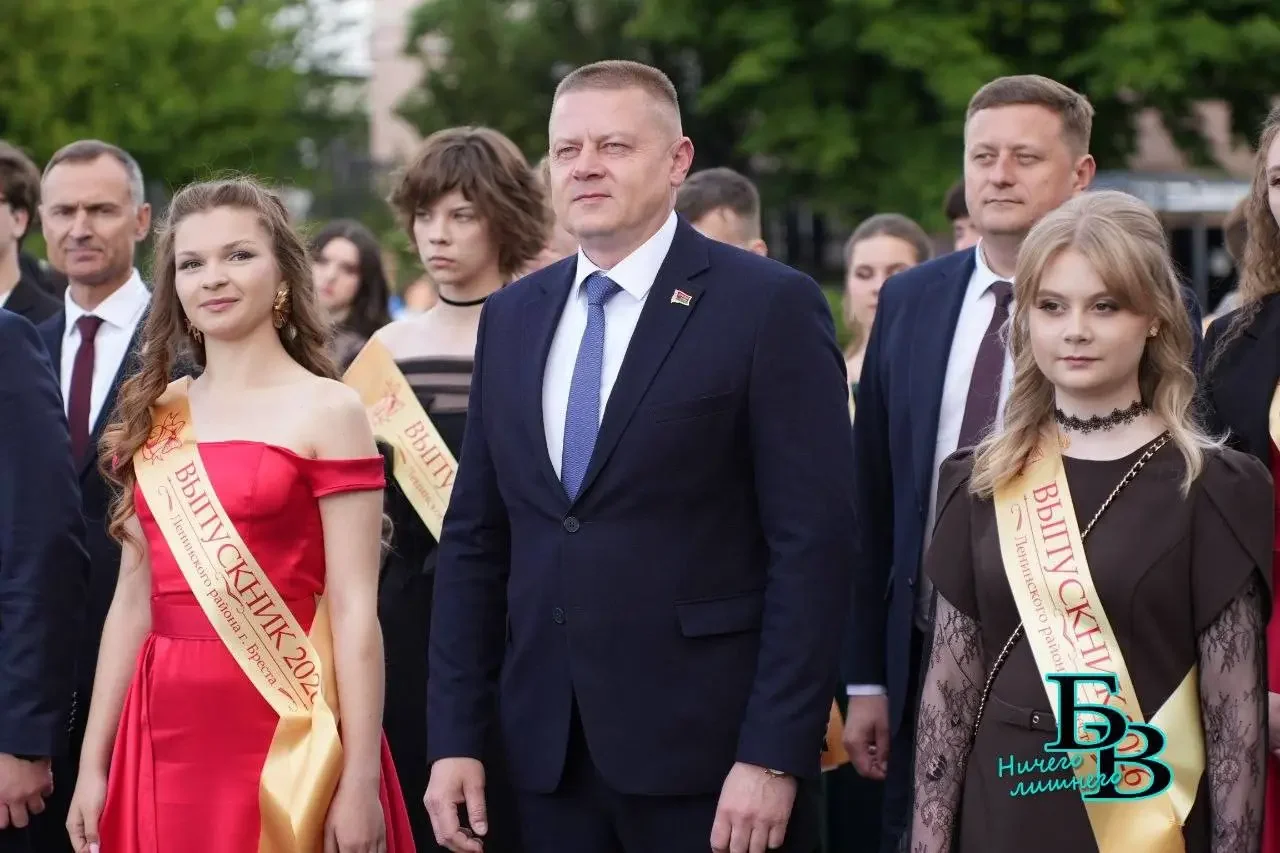 «Алые паруса» в Бресте: выпускники Ленинского района прошли колонной по улице Ленина
