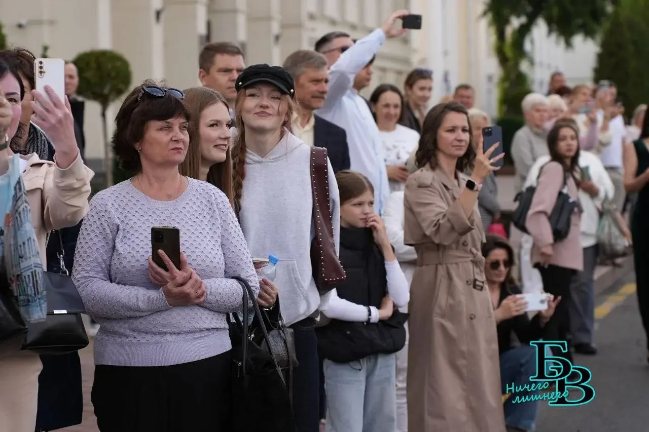 «Алые паруса» в Бресте: выпускники Ленинского района прошли колонной по улице Ленина
