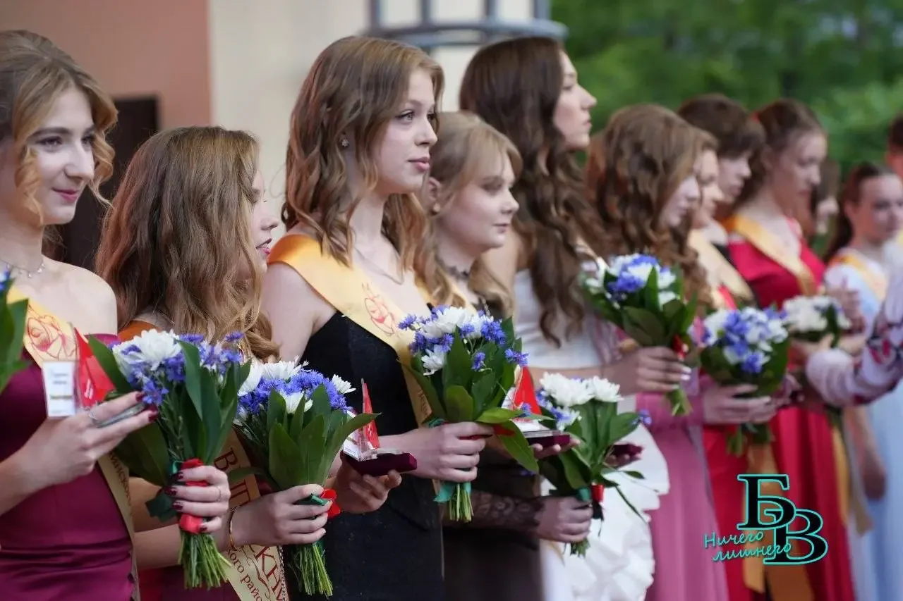 «Алые паруса» в Бресте: выпускники Ленинского района прошли колонной по улице Ленина