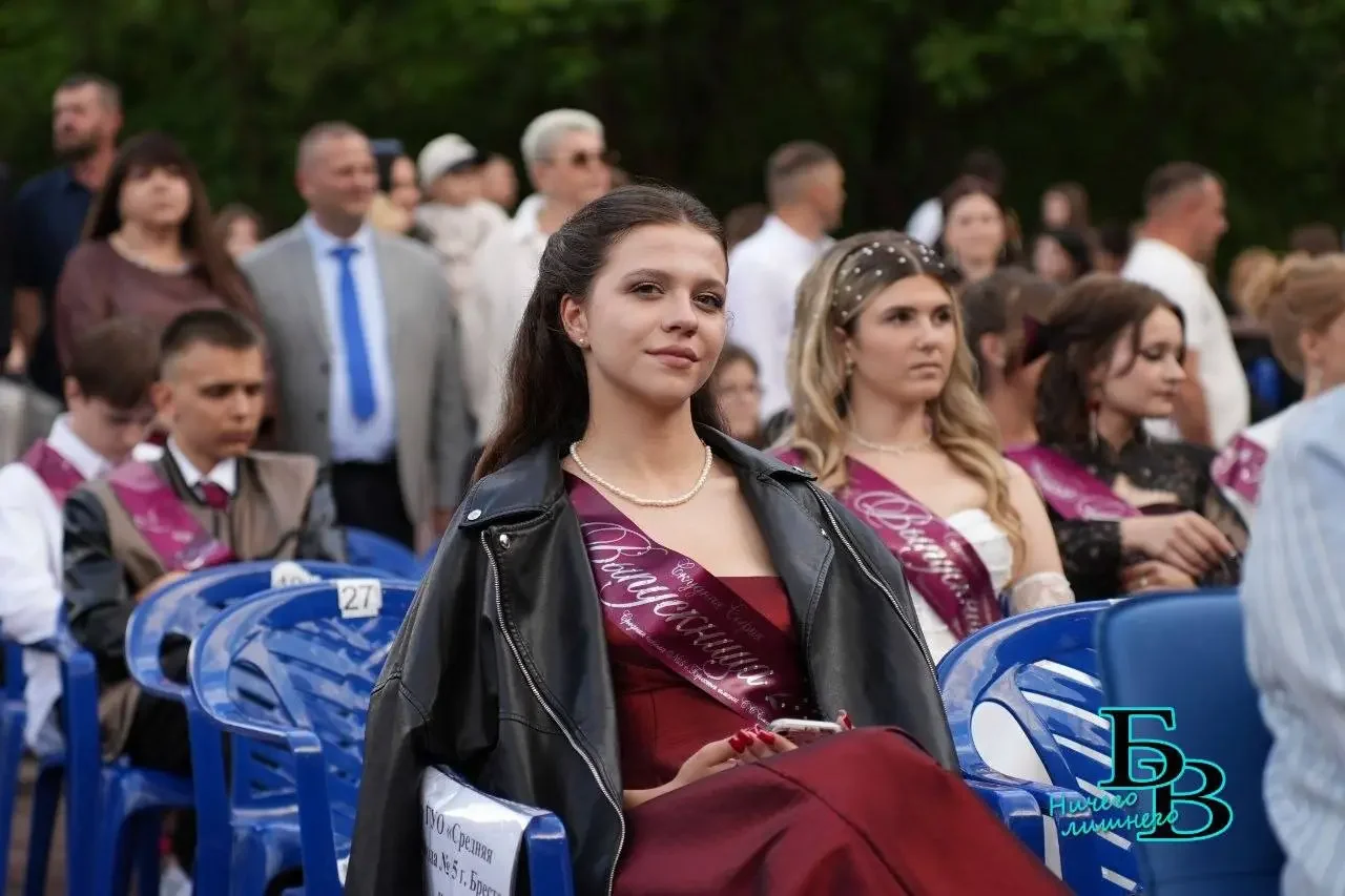 «Алые паруса» в Бресте: выпускники Ленинского района прошли колонной по улице Ленина