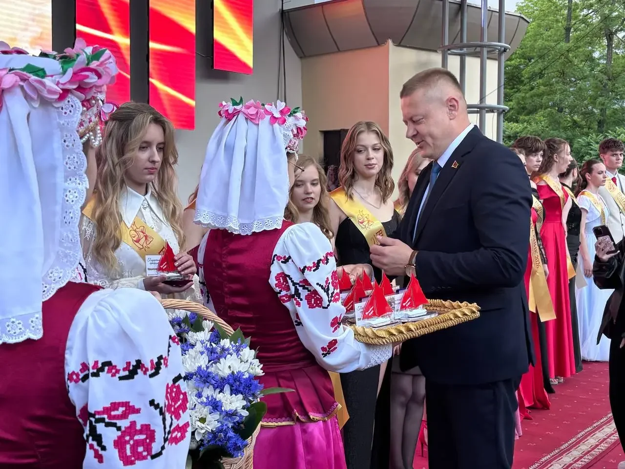 «Алые паруса» в Бресте: выпускники Ленинского района прошли колонной по улице Ленина