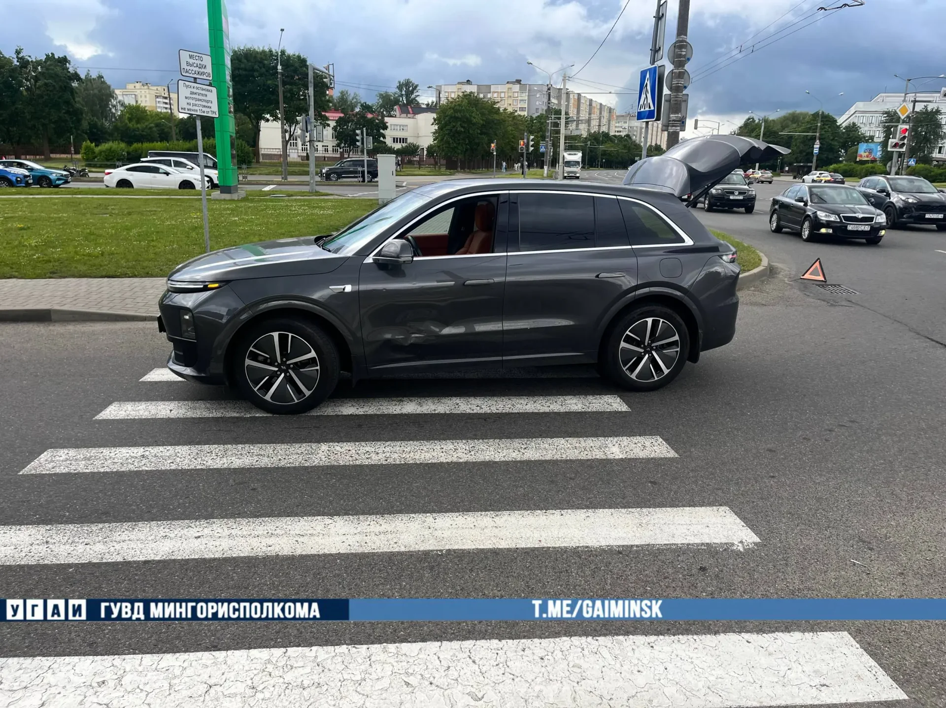 Электросамокат на переходе врезался в Lixiang: момент ДТП попал на видео