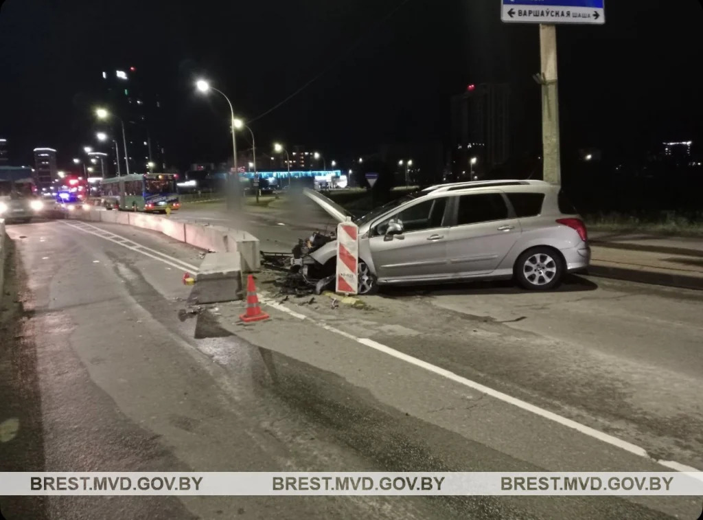 В Бресте Peugeot врезался в бетонный блок на мосту — пострадали две девушки