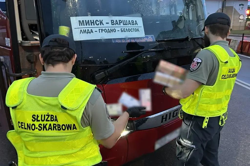 Водитель автобуса из Беларуси признался в контрабанде — товар был спрятан в приборной панели и потолке