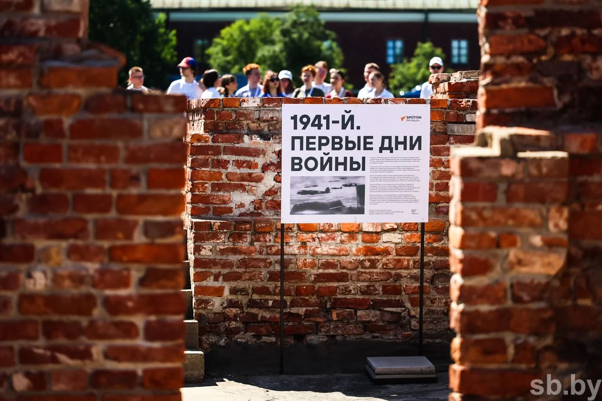 В руинах Белого дворца Брестской крепости открылась фотовыставка